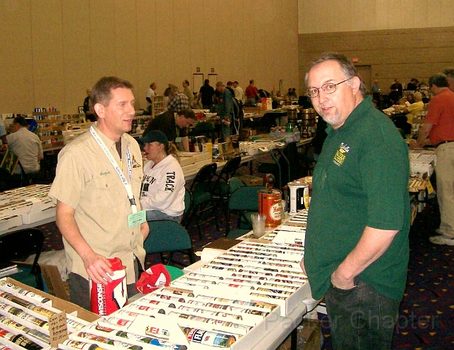 15.JPG - Some early trading with Dan Hable (with Big “W” mug) & Mark Balistreri.